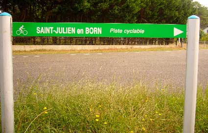 Cartel de dirección hacia Saint Julien en Born